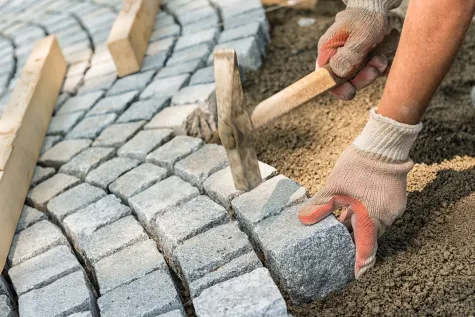 Handwerkerteam (Armin Jürgens), Pflasterung